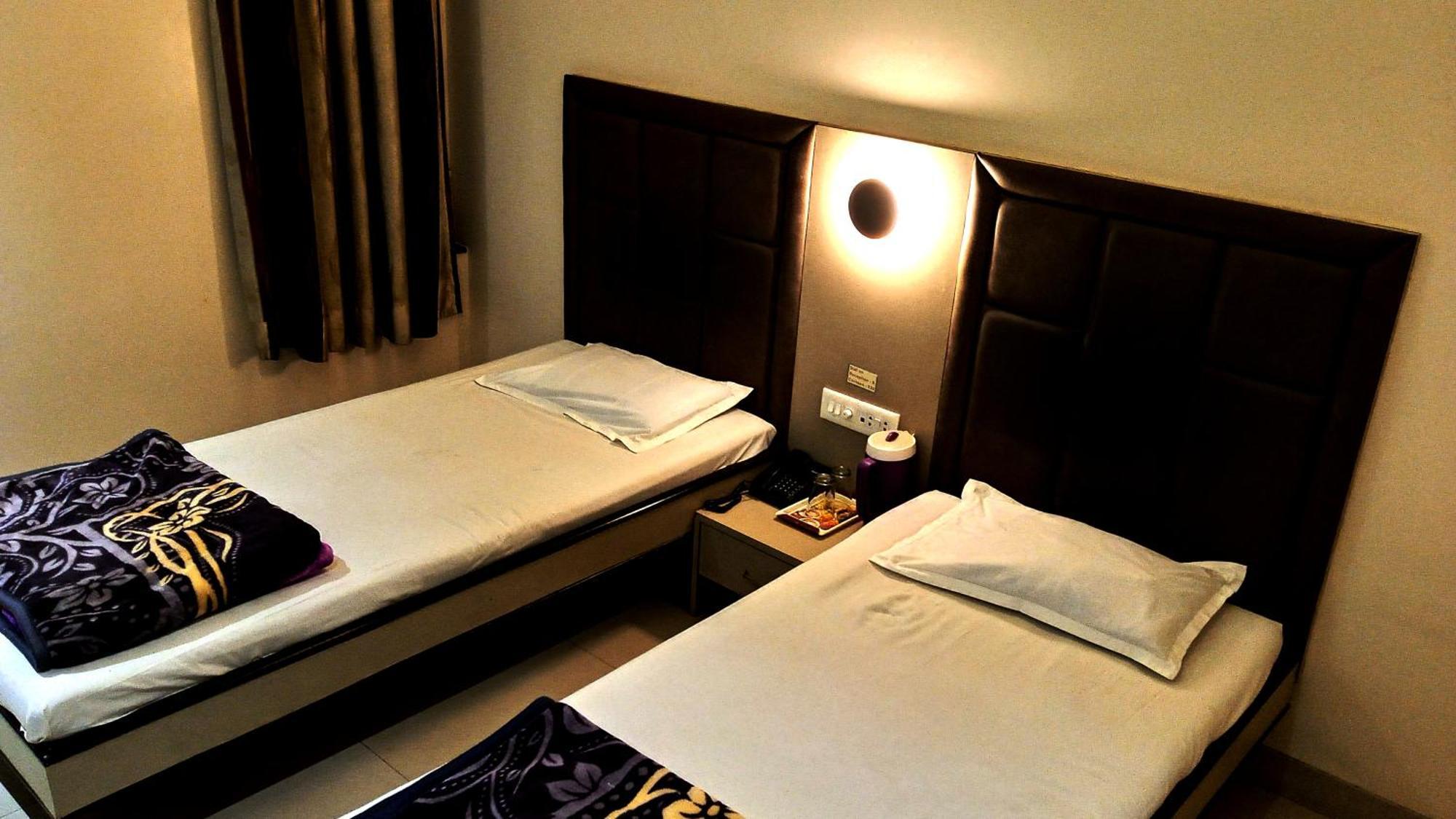 Hotel Ramniwas Jālgaon Екстериор снимка